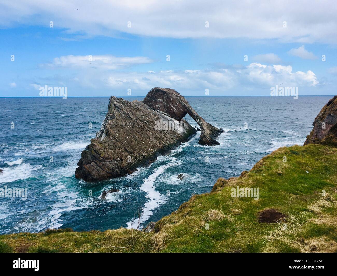 Bow Fiddle Rock, Natural Sea Arch, Portknockie, Moray Firth, Scozia Foto Stock