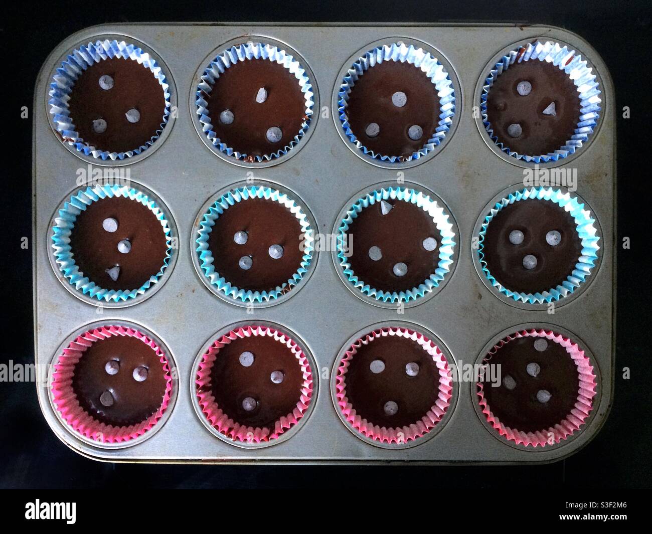Una griglia da forno piena di cupcake al cioccolato pronto all'uso nel  forno Foto stock - Alamy