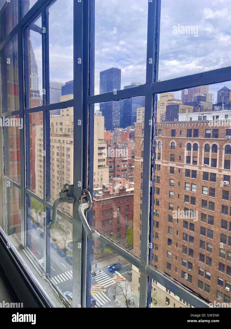 Camera classica con vista sulla città da un appartamento a Manhattan - Immagine stock catturata con smartphone