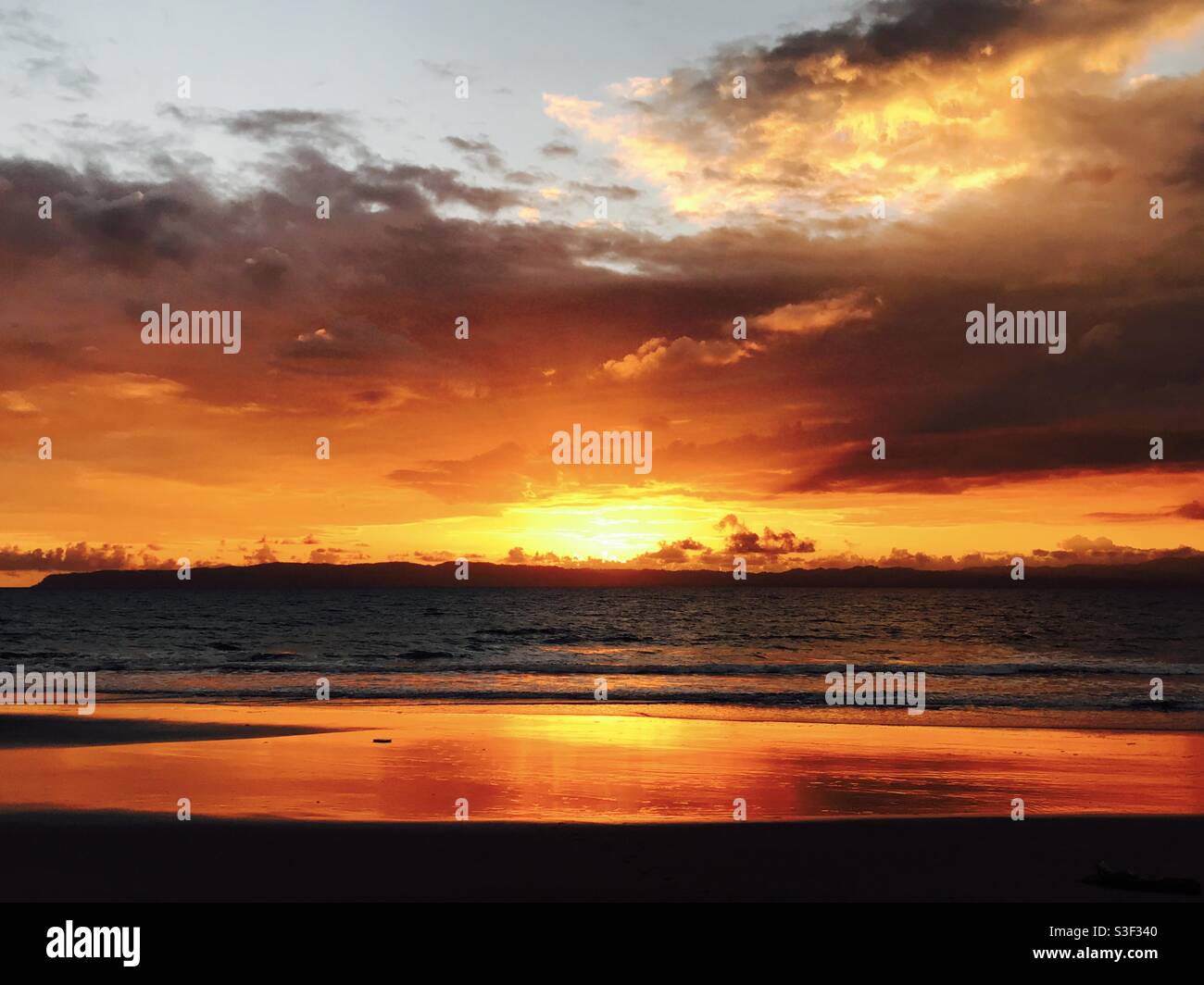 Tramonto su Playa Zancudo, Costa Rica Foto Stock