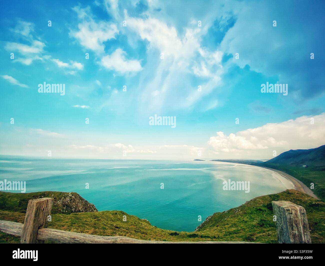 Una fotografia della baia di Rhossili sulla penisola di Gower in Galles, Regno Unito, durante il fine settimana di festa della banca di primavera. - Immagine stock catturata con smartphone