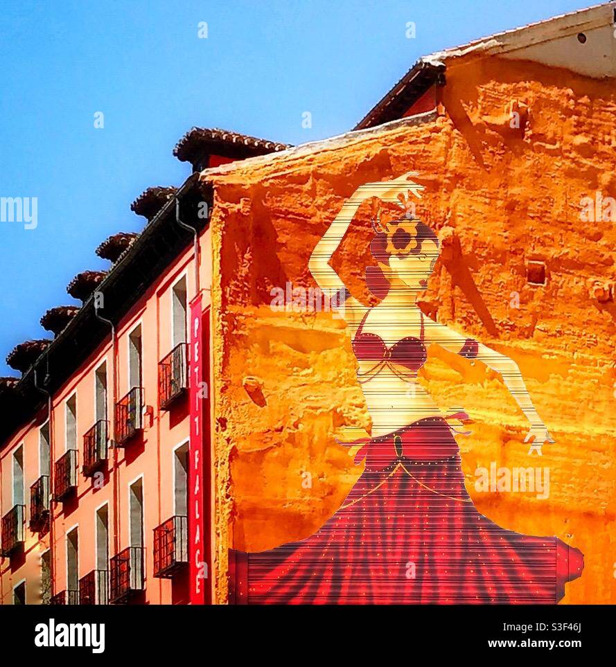 L'immagine di una tipica ballerina spagnola copre l'intera superficie del muro alla fine di una terrazza di case a Madrid, Spagna. - Immagine stock catturata con smartphone