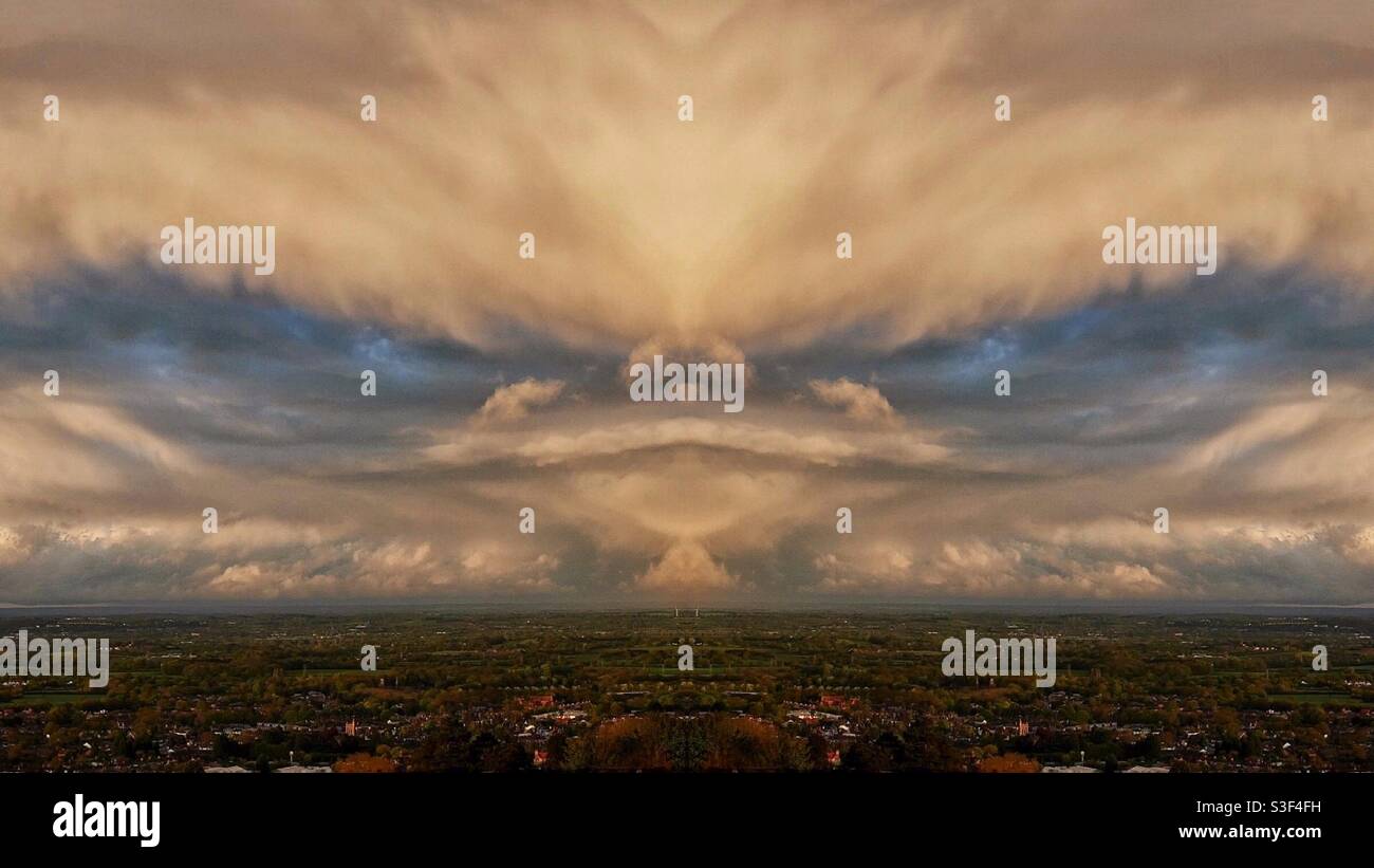 Il cielo tempestoso specchiato assomiglia agli occhi - Immagine stock catturata con smartphone
