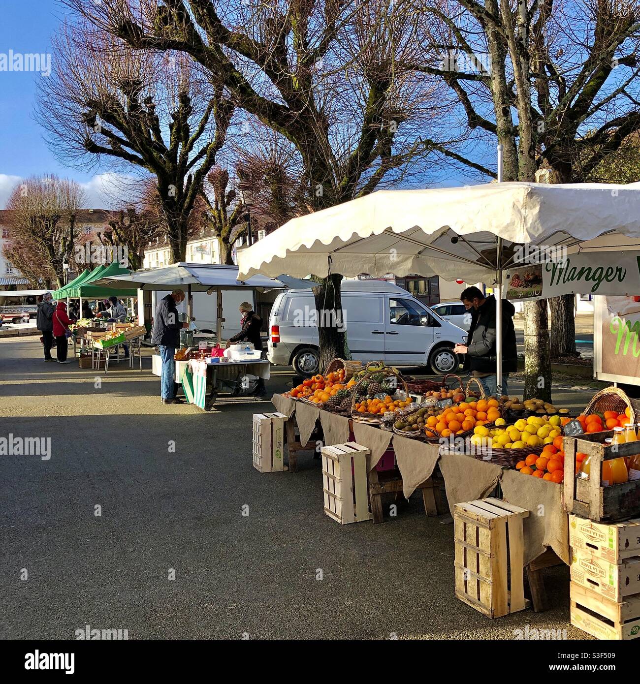 Bancarelle di frutta e verdura al mercato all'aperto - la Roche Posay, Vienne (86), Francia. Foto Stock