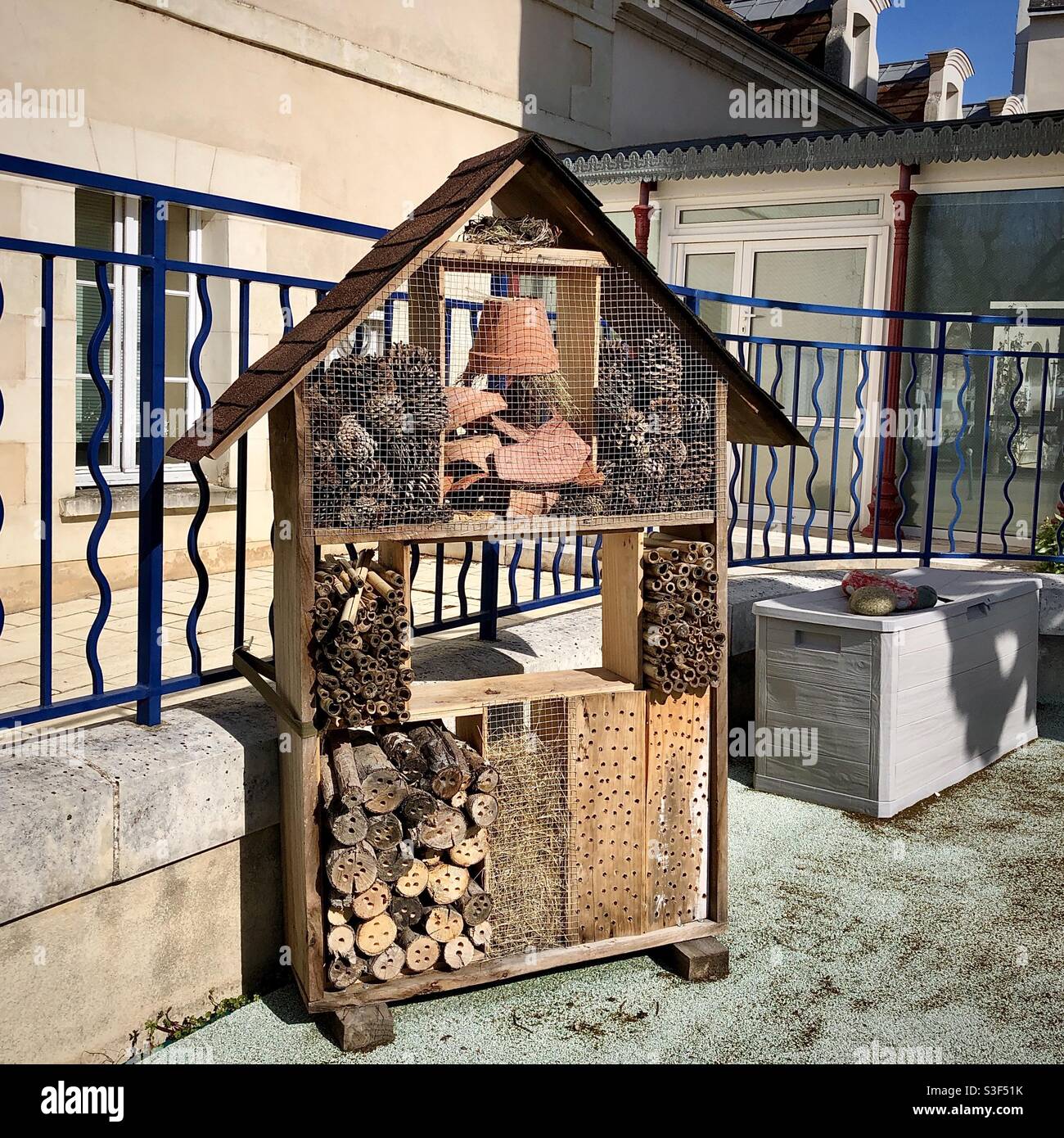 Insect Hotel nel cortile di la Roche Posay mairie (municipio), Francia. - Immagine stock catturata con smartphone