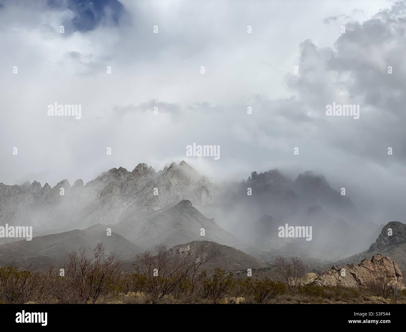 La nebbia in montagna Foto Stock