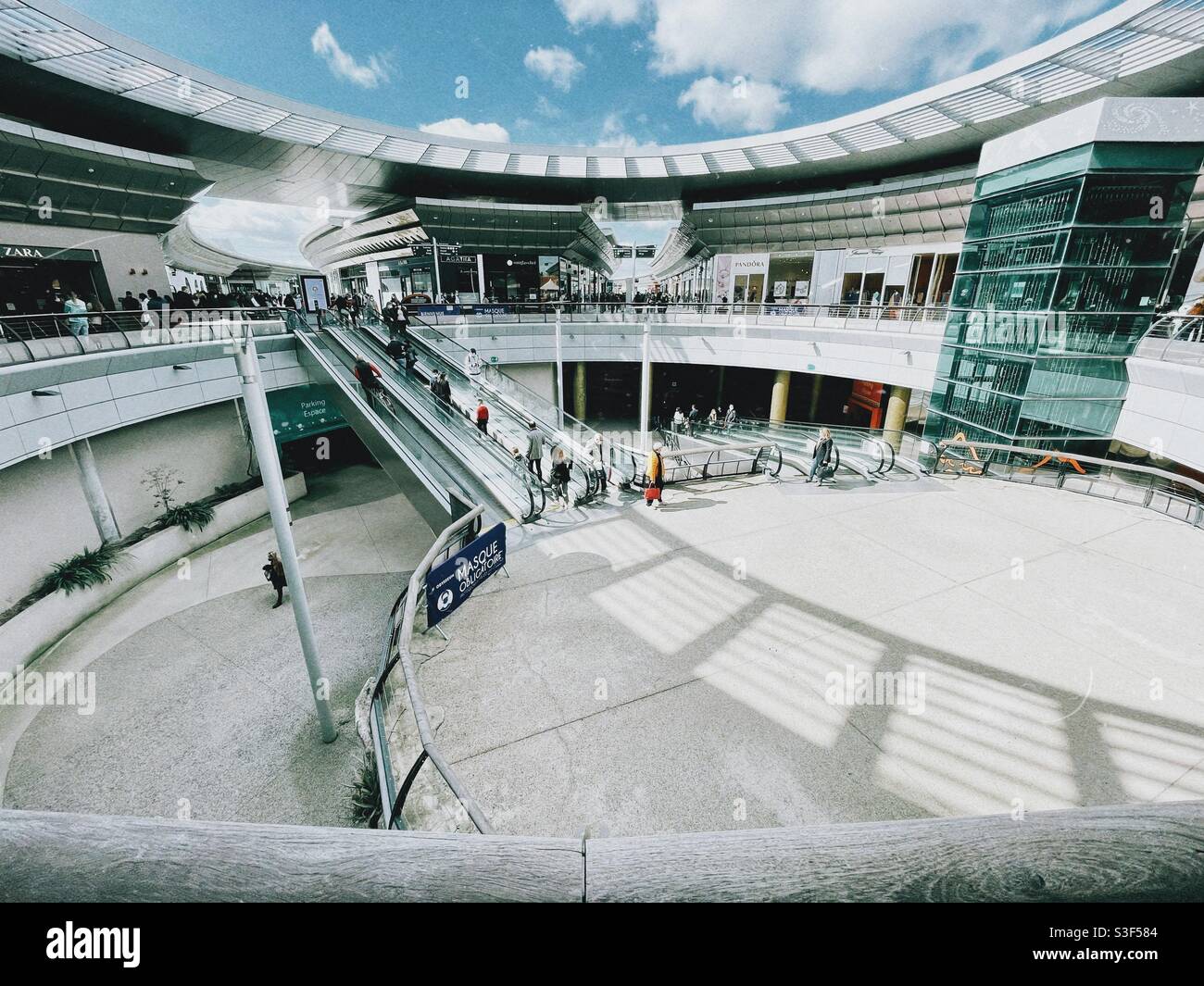 Centro commerciale circolare a cielo aperto a Montpellier, Occitanie, a sud della Francia Foto Stock