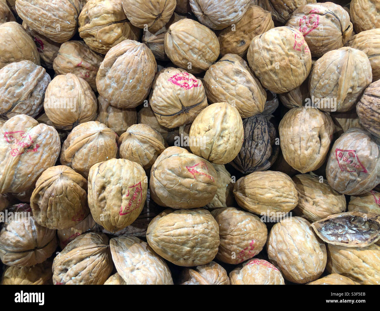 Un mucchio di noci fresche in un negozio. Foto Stock