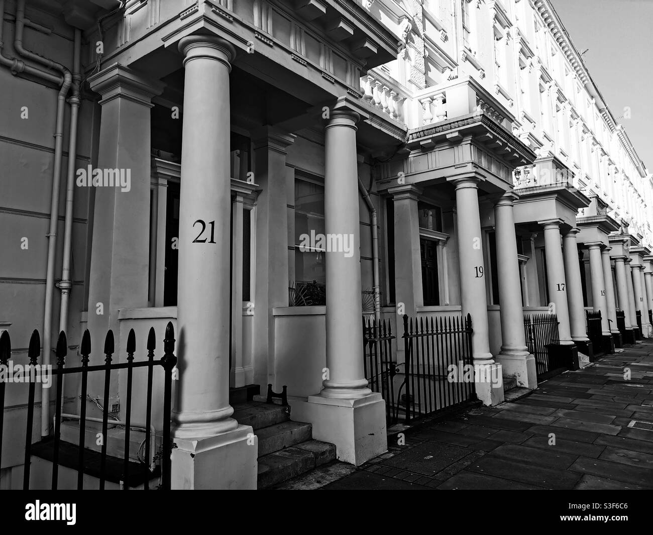 Fila di case georgiane a Londra con colonne anteriori Foto Stock