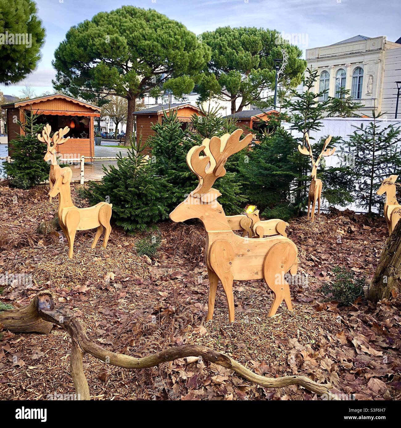 Mostra di Natale con cervi in legno, Chatellerault, Vienne, Francia. - Immagine stock catturata con smartphone