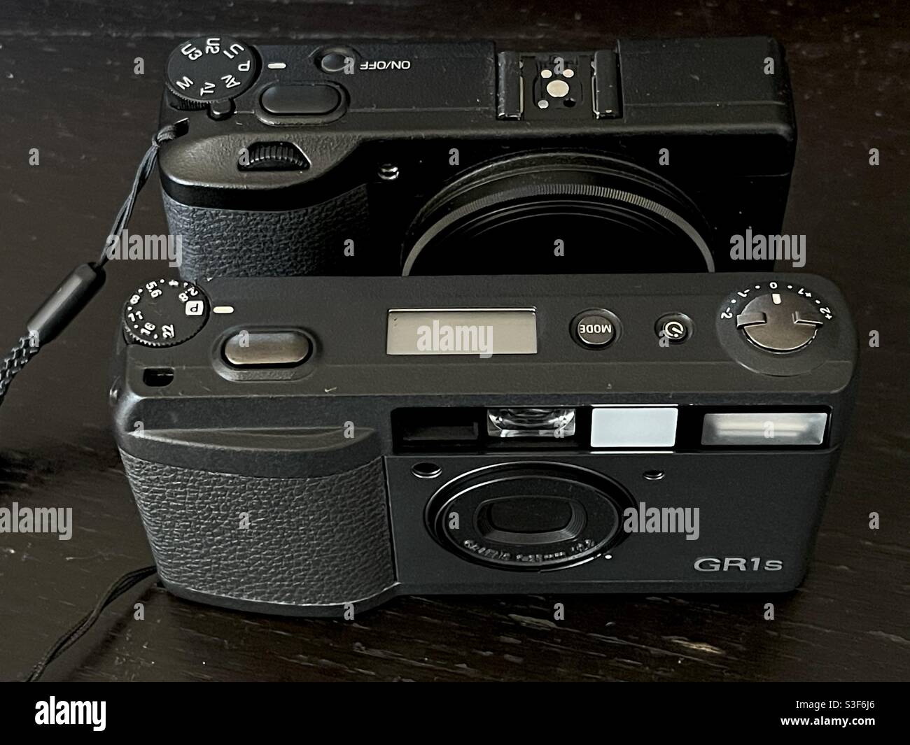 Fotocamera da 35 mm Ricoh GR 1s e GR III digitale compatto a confronto affiancato Foto Stock