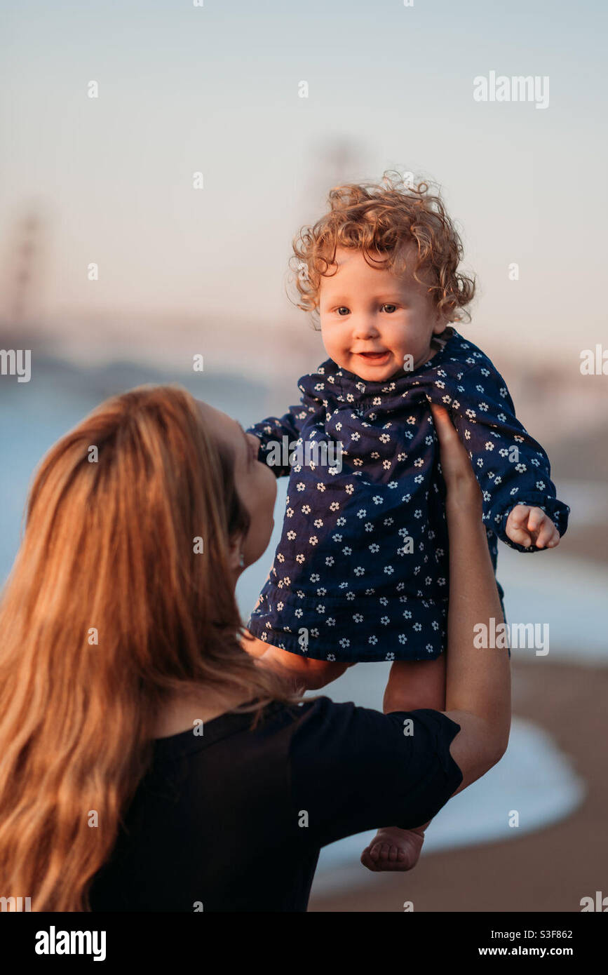 Madre e figlia sulla spiaggia di San Francisco Foto Stock