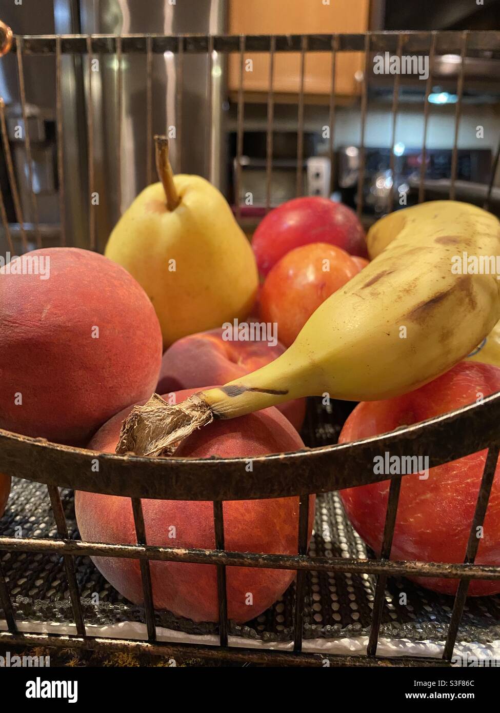 Cestino di frutta da vicino sul banco della cucina Foto Stock