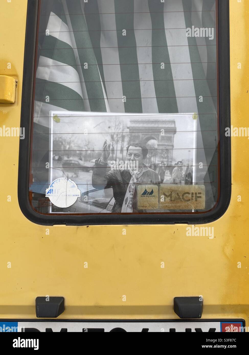 Una foto del fumetto francese Coluche nella finestra posteriore di un minivan a Montpellier, Occitanie, a sud della Francia Foto Stock