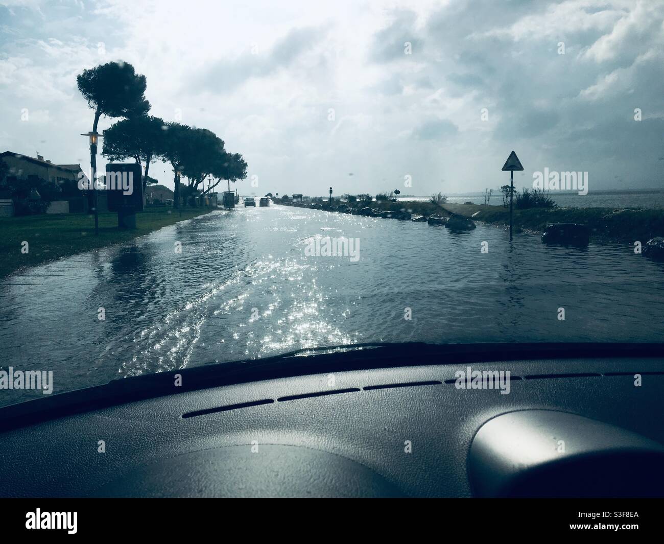 Strada allagata vista da un cruscotto auto a Palavas les Flots vicino Carnon plage e Montpellier, un occitanie, a sud della Francia - Immagine stock catturata con smartphone