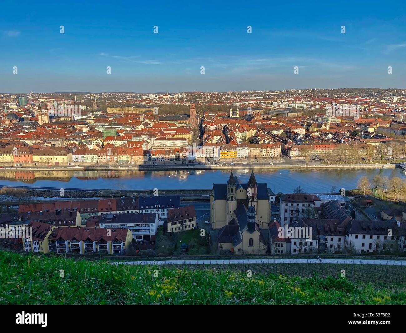 Vista sul centro storico di Würzburg dalla collina di Marienberg. - Immagine stock catturata con smartphone