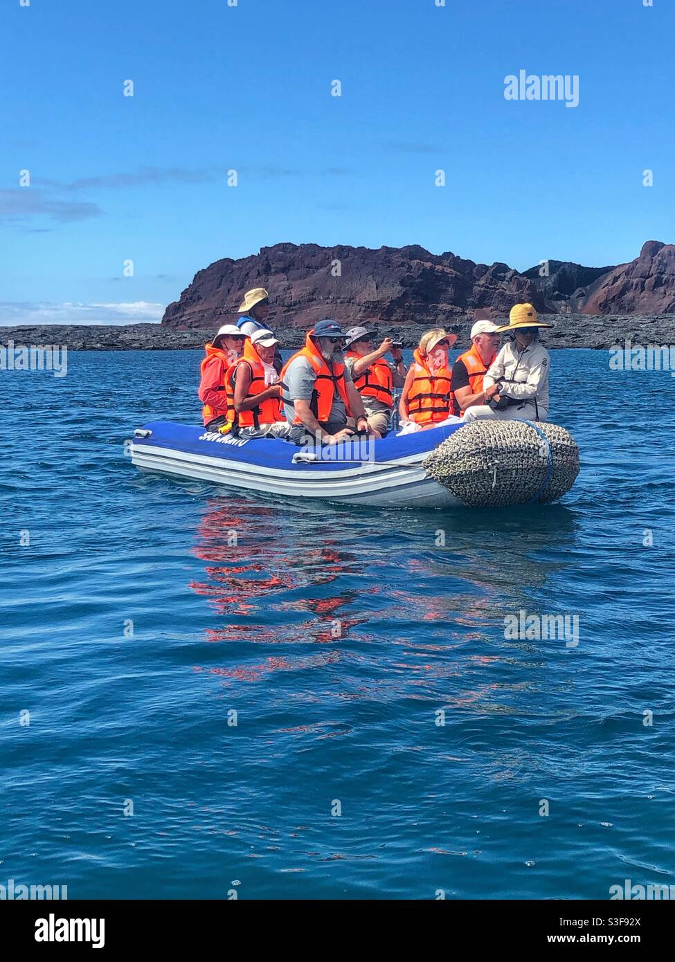 Un gruppo di turisti su una zattera gonfiabile nelle isole Galápagos, Ecuador Foto Stock