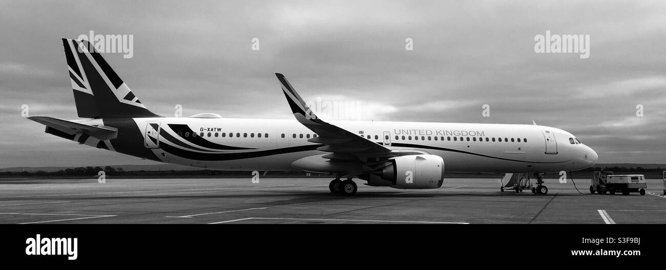 Titan Airways "Boris Force One" Airbus A321LR (G-XATW) all'aeroporto internazionale di Teesside. Aeromobili governativi del Regno Unito. Foto Stock