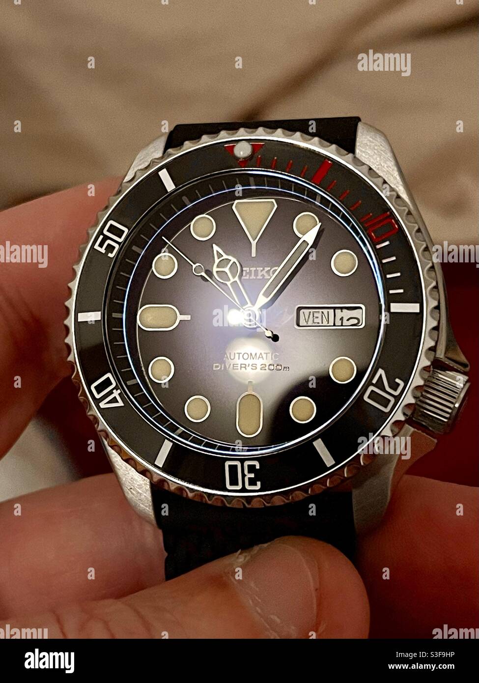 Orologio da polso Seiko mod Homage in stile Rolex Submariner o Omega Seamaster con quadrante blu, segnaore bianchi, mani Mercedes e lunetta nera con dettagli rossi Foto Stock