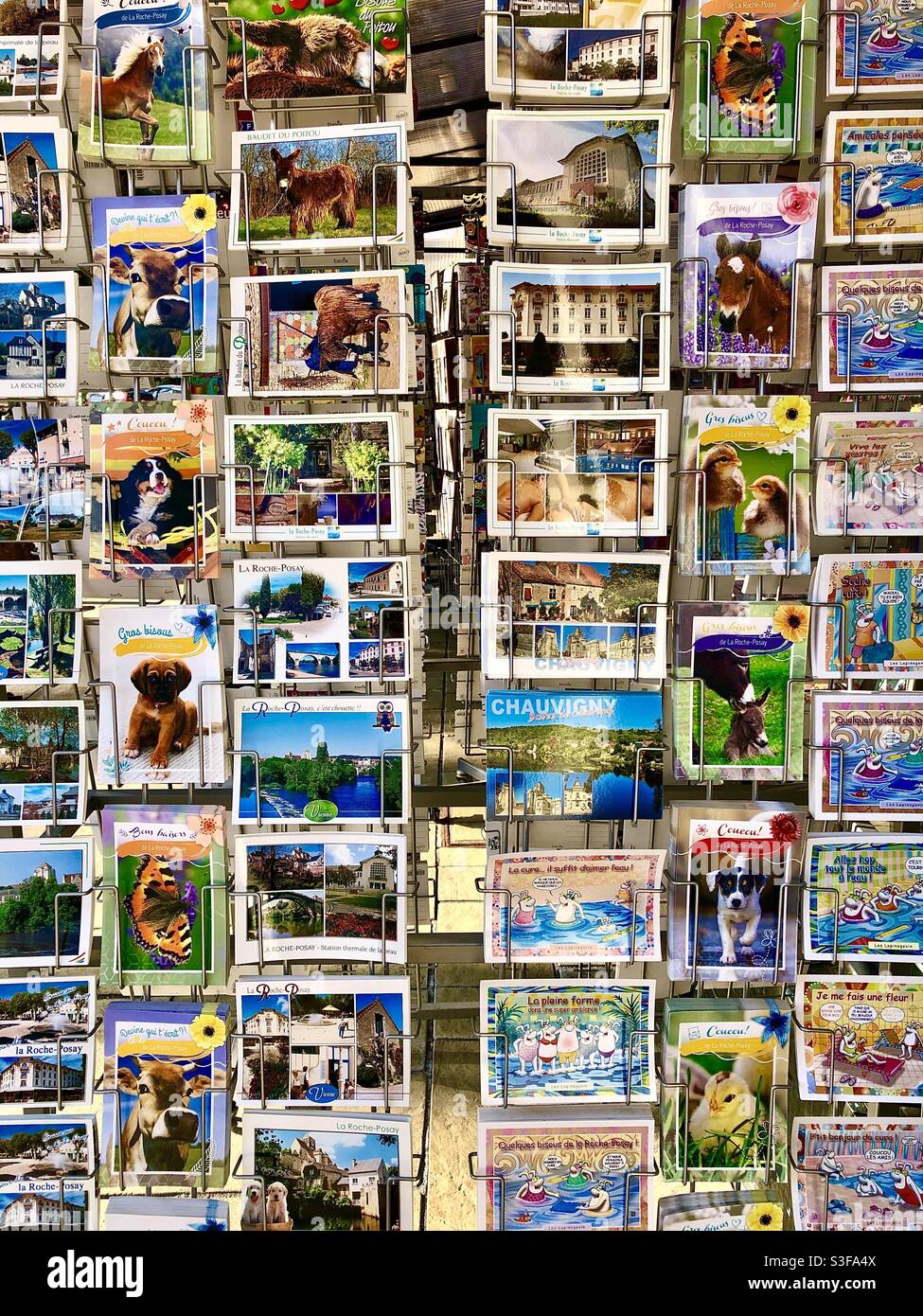 Scaffale di cartoline turistiche fuori dal negozio francese. Foto Stock