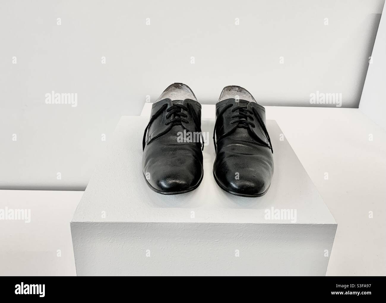 Scarpe nere in mostra Foto Stock