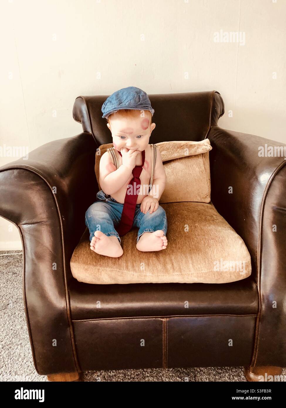 Bambino in sedia Foto Stock