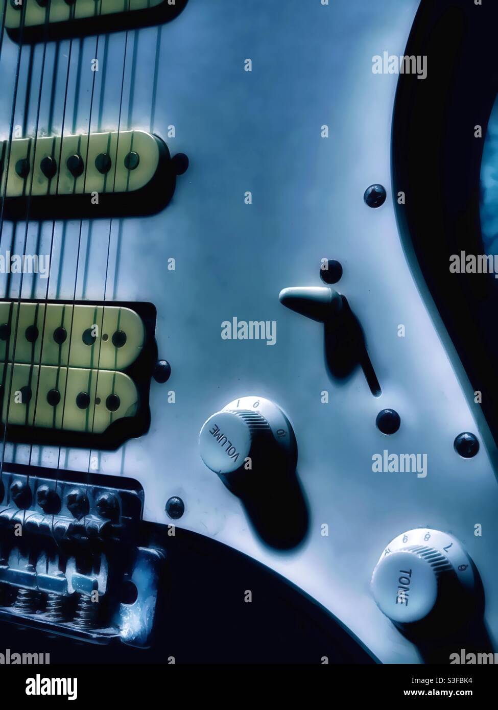 Moody immagine di una vecchia chitarra elettrica - Immagine stock catturata con smartphone