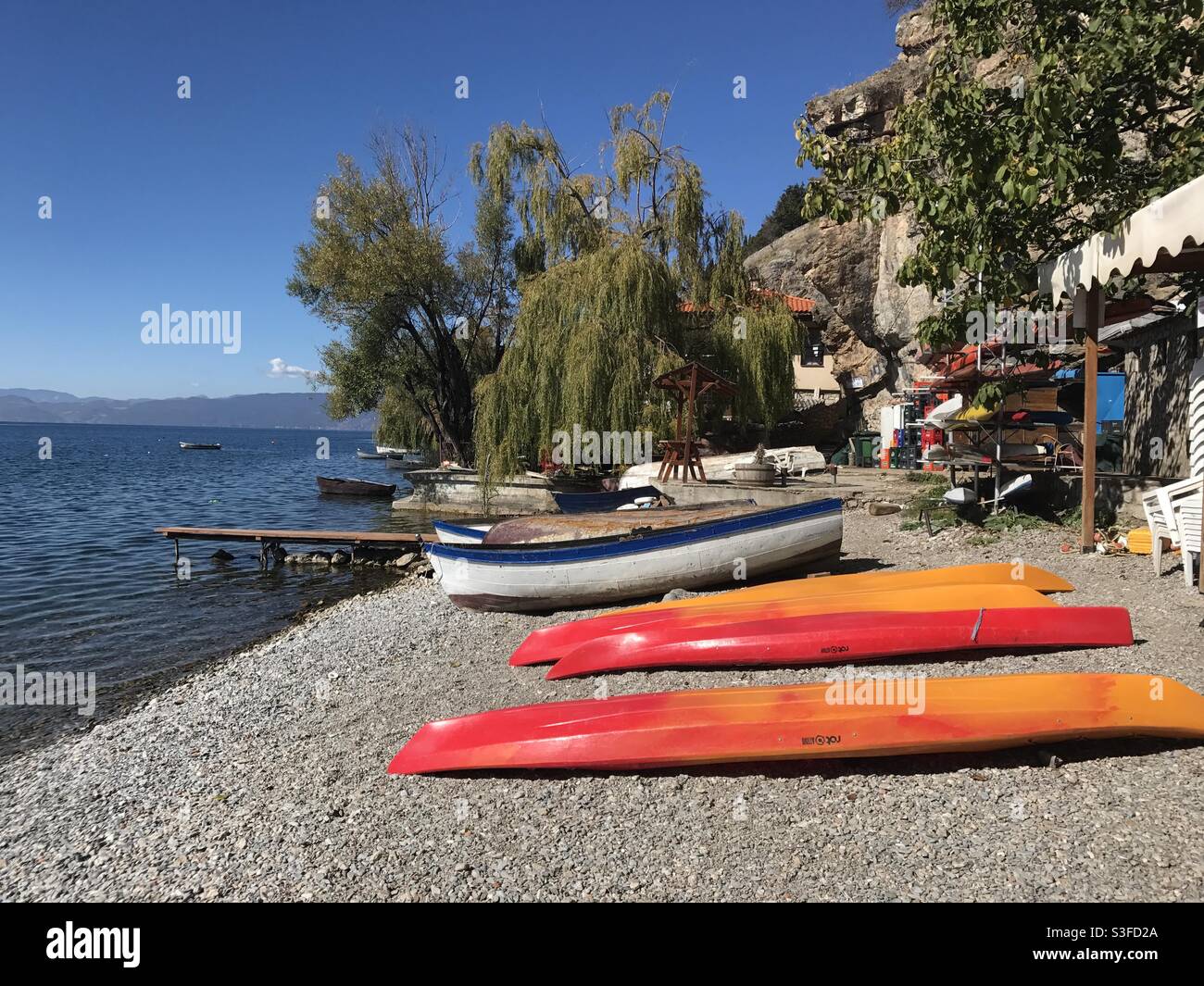 Barca sulla spiaggia al Lago Ohrid Foto Stock