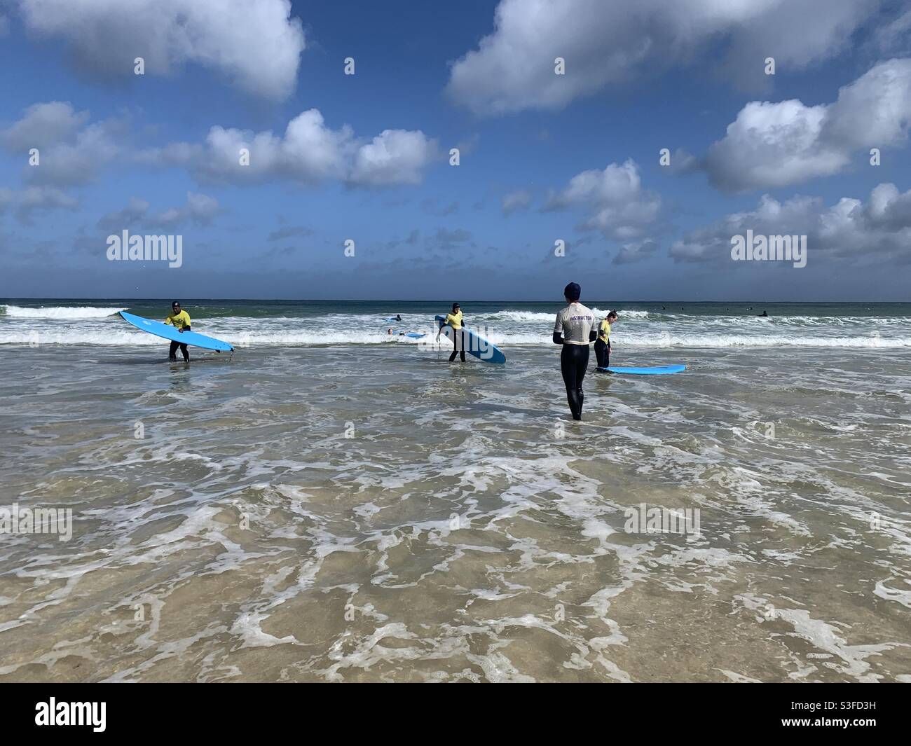 Scuola di surf sulla spiaggia porthmeor Cornwall st Ives - Immagine stock catturata con smartphone