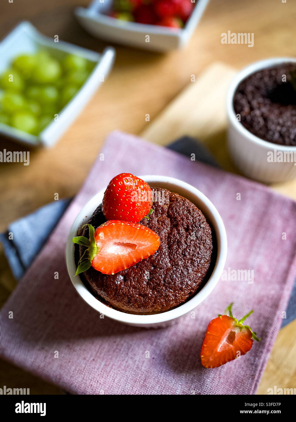 Torta al cioccolato da servire una volta con frutta Foto Stock