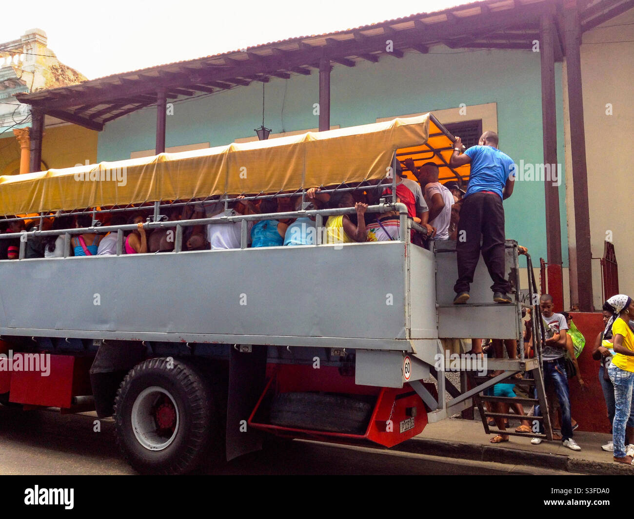 La gente locale si è arenata in un camion usato come trasporto pubblico a Santiago, Cuba Foto Stock