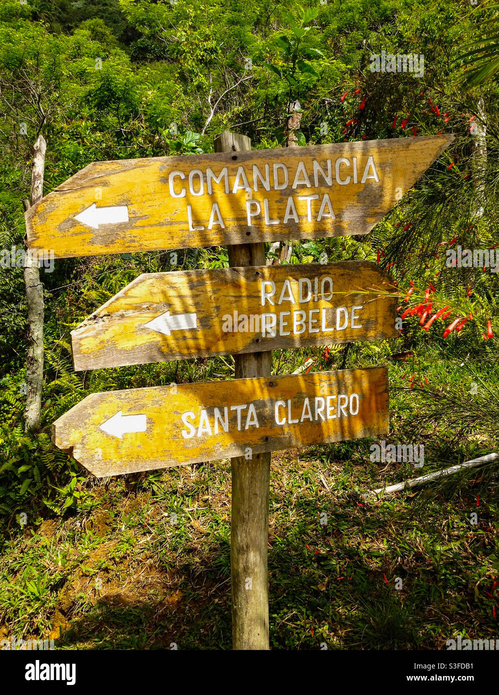 Cartello in legno con indicazioni per i luoghi delle montagne della Sierra Maestra associati ai luoghi nascosti dei rivoluzionari durante la rivoluzione cubana, Cuba Foto Stock