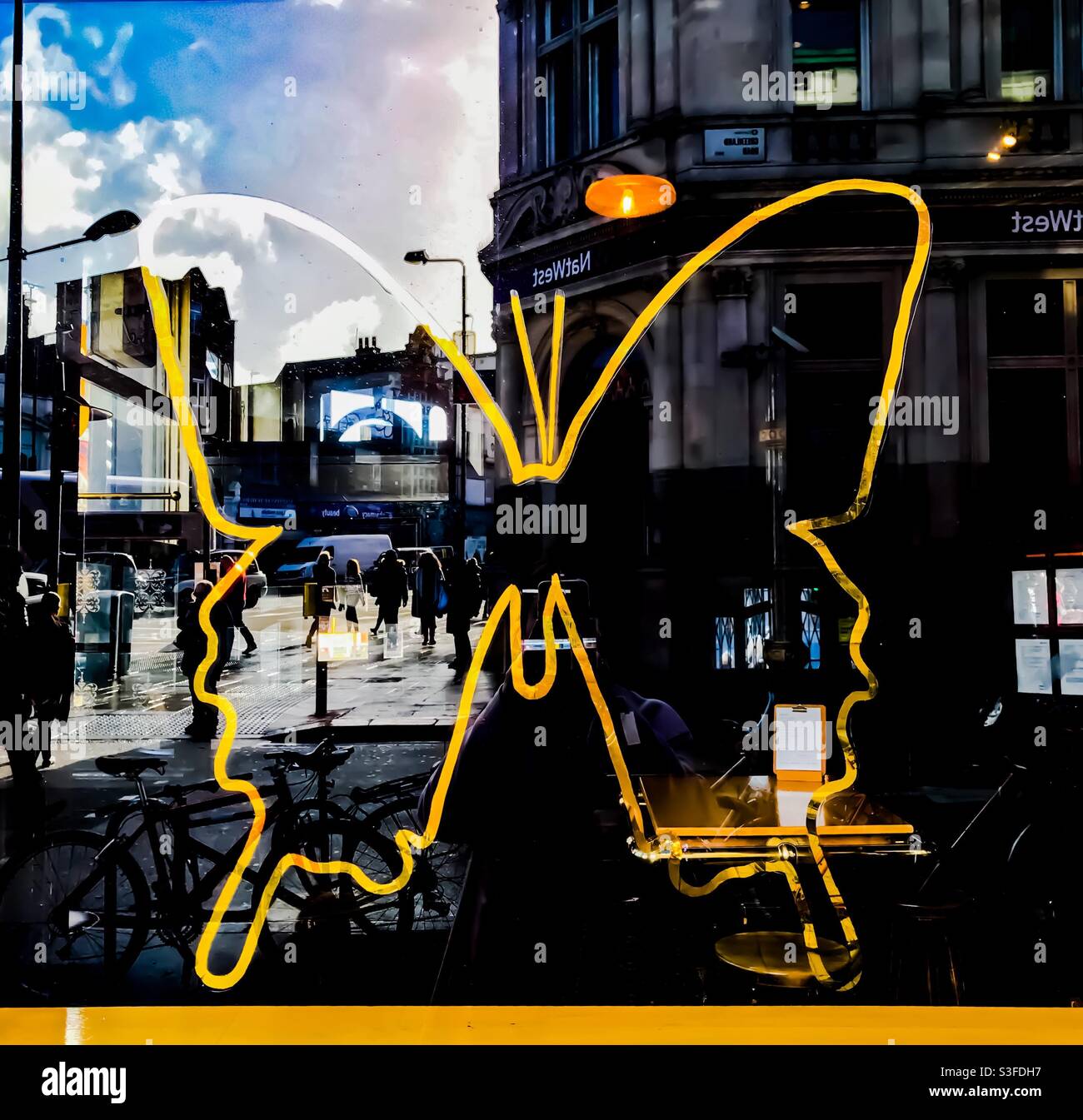 Farfalla al neon in una finestra da pub Foto Stock