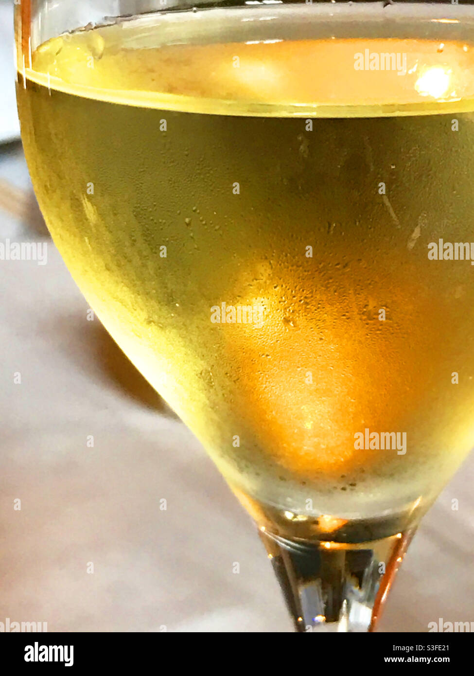 Bicchiere di vino bianco. Chiudere la vista. Foto Stock