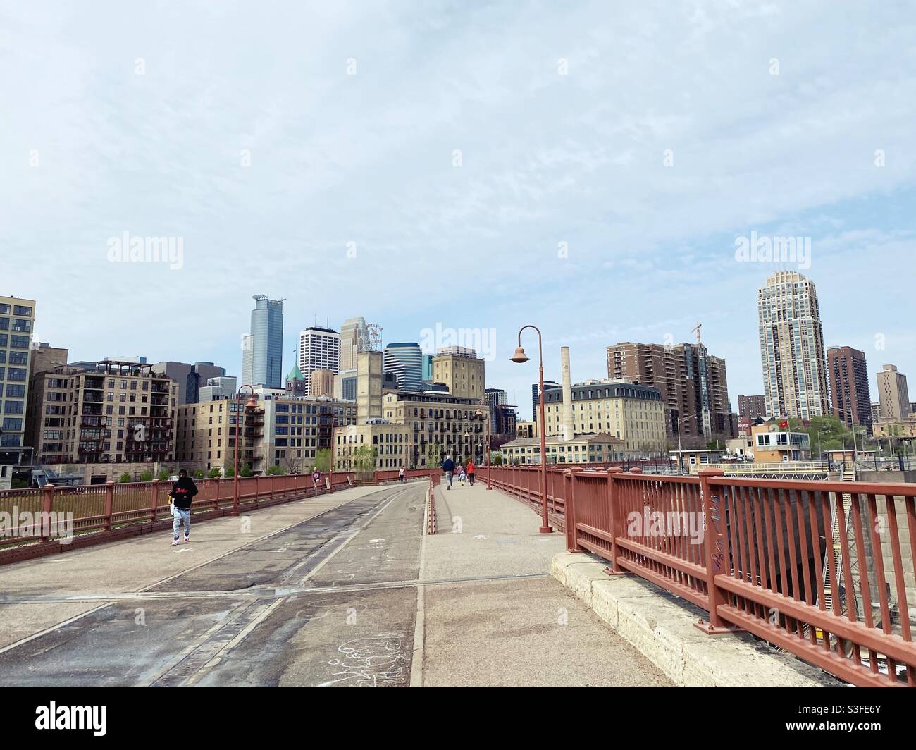 Vista di Minneapolis dal ponte dell'arco di pietra. Foto Stock