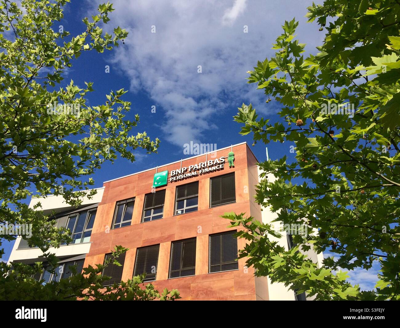 BNP Paribas personal finance logo e firma sul palazzo degli uffici nel Sofia Business Park, Sofia, Bulgaria, Europa dell'Est, UE - Immagine stock catturata con smartphone