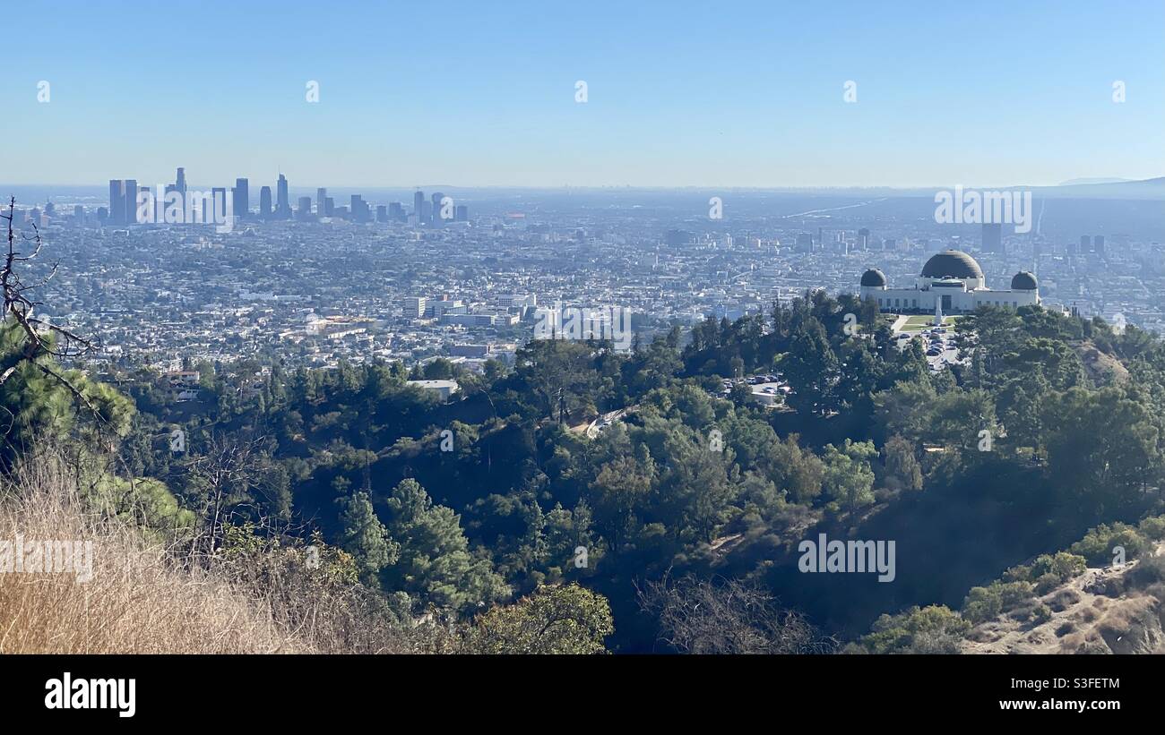 LOS ANGELES, CA, NOVEMBRE 2020: Skyline della città con l'osservatorio Griffith Park in primo piano in collina, che guarda attraverso la vasta area urbana DELLA contea DI LOS ANGELES - Immagine stock catturata con smartphone