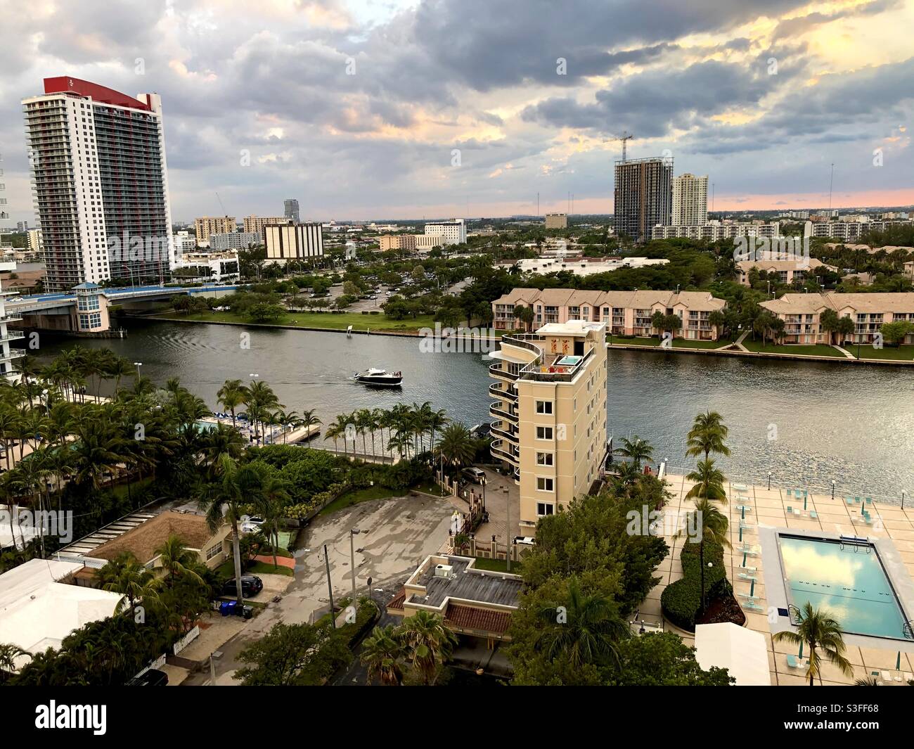 Vista dall'alto edificio di Hollywood, Florida, del canale intercostiero, degli hotel e dei vari edifici. - Immagine stock catturata con smartphone
