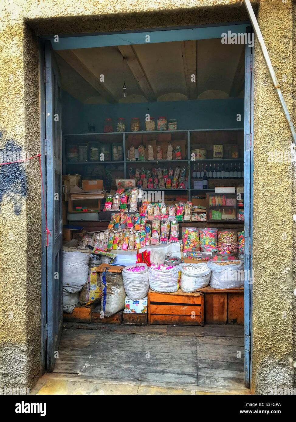 Vista attraverso la porta di un negozio nel mercato delle streghe, la Paz, Bolivia Foto Stock