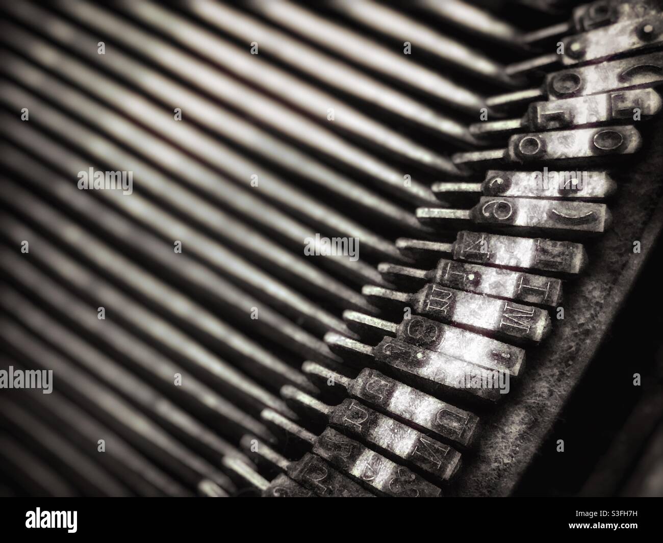 Immagine dettagliata degli attaccanti di macchine da scrivere vintage in tonalità seppia Foto Stock