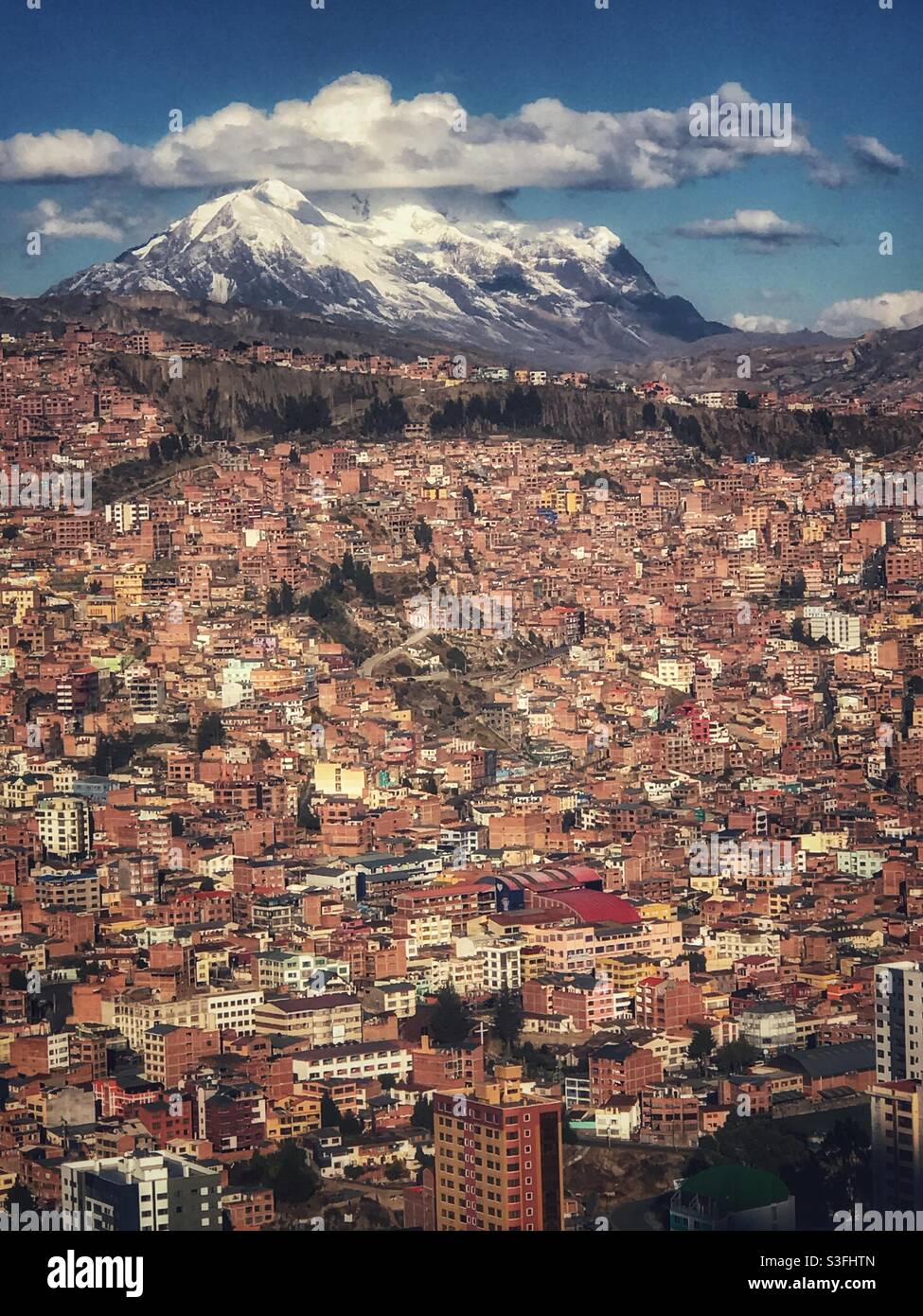 Vista ad alto angolo di la Paz, Bolivia con la montagna Illimani sullo sfondo Foto Stock