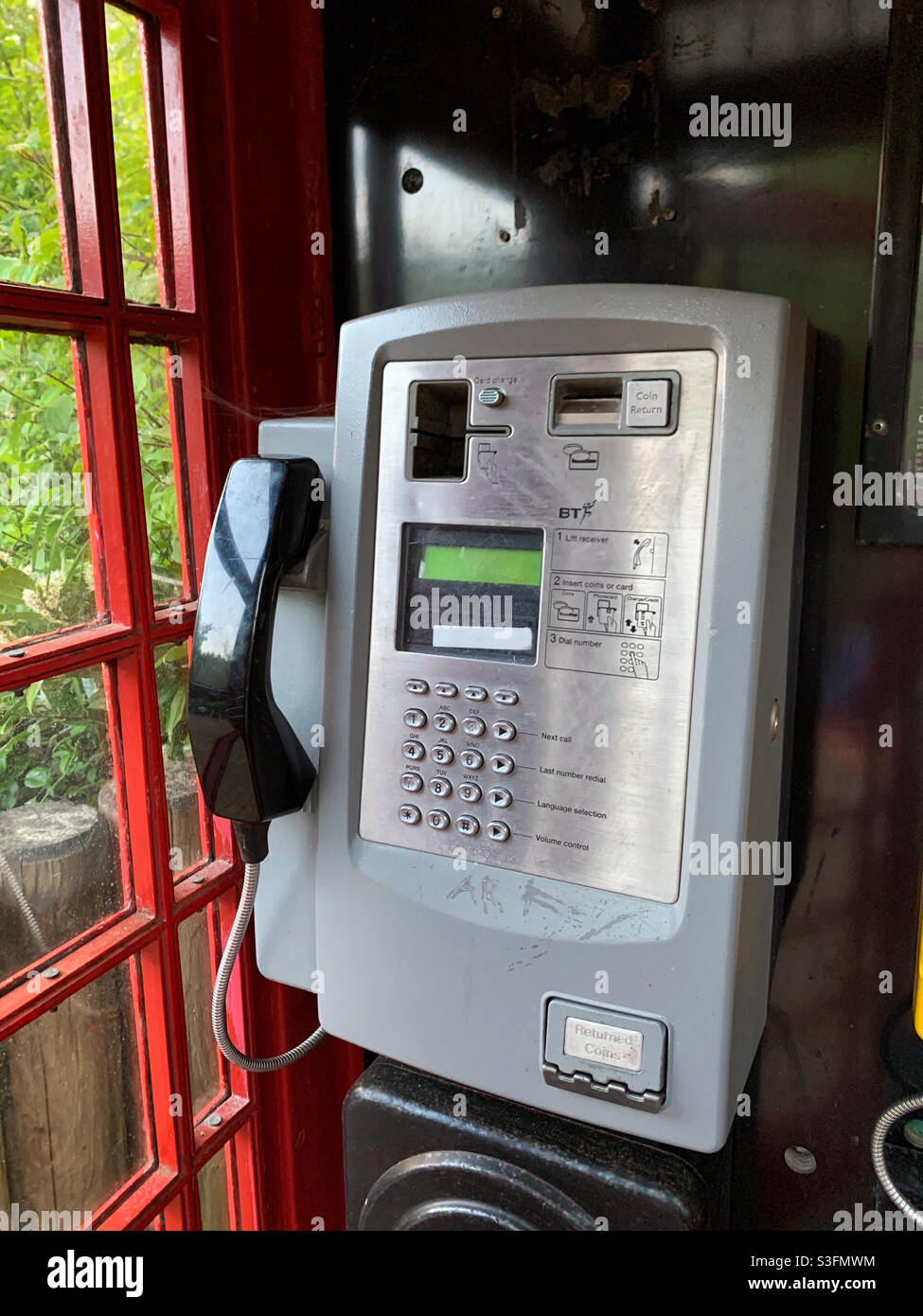 Telefono con box rosso inglese. Telefono a gettoni. Telefono a pagamento. Telefono pubblico. Telefono Foto Stock
