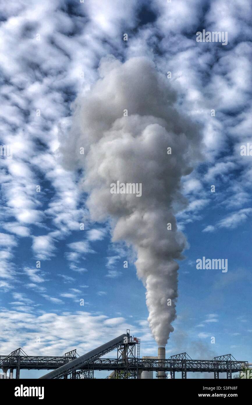 Fumo che sale da camino industriale - Immagine stock catturata con smartphone