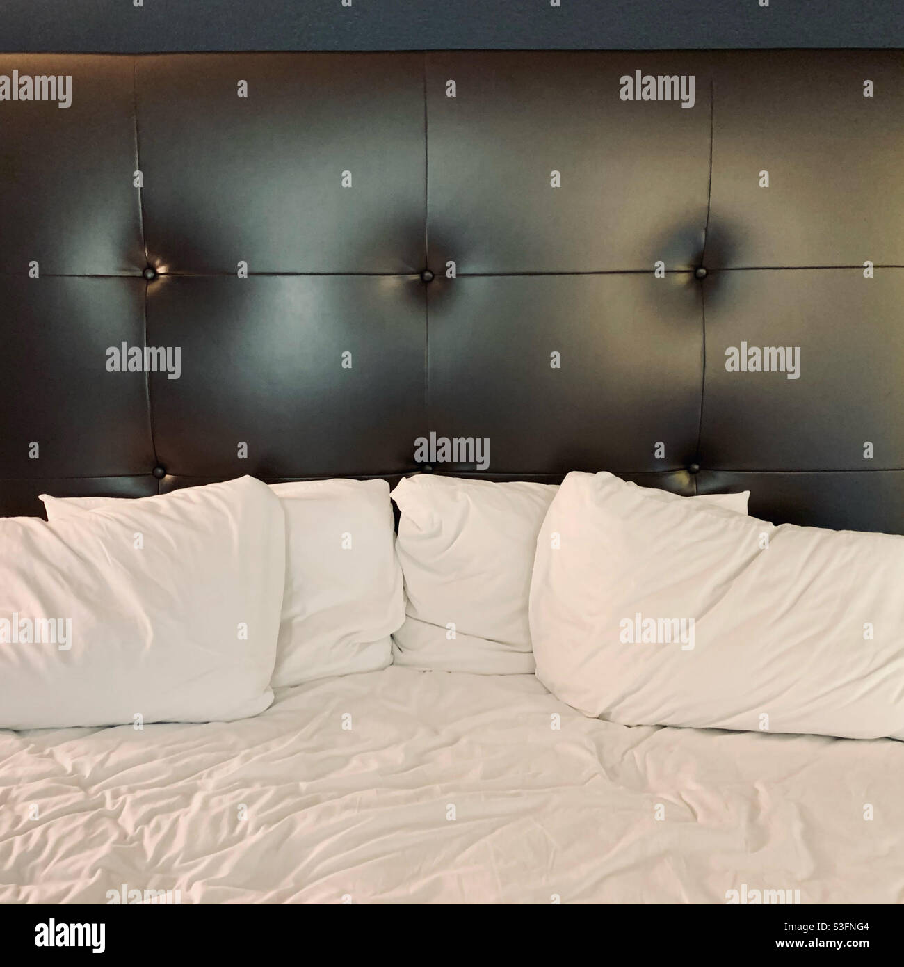 Cuscini decorativi su un letto Foto stock - Alamy