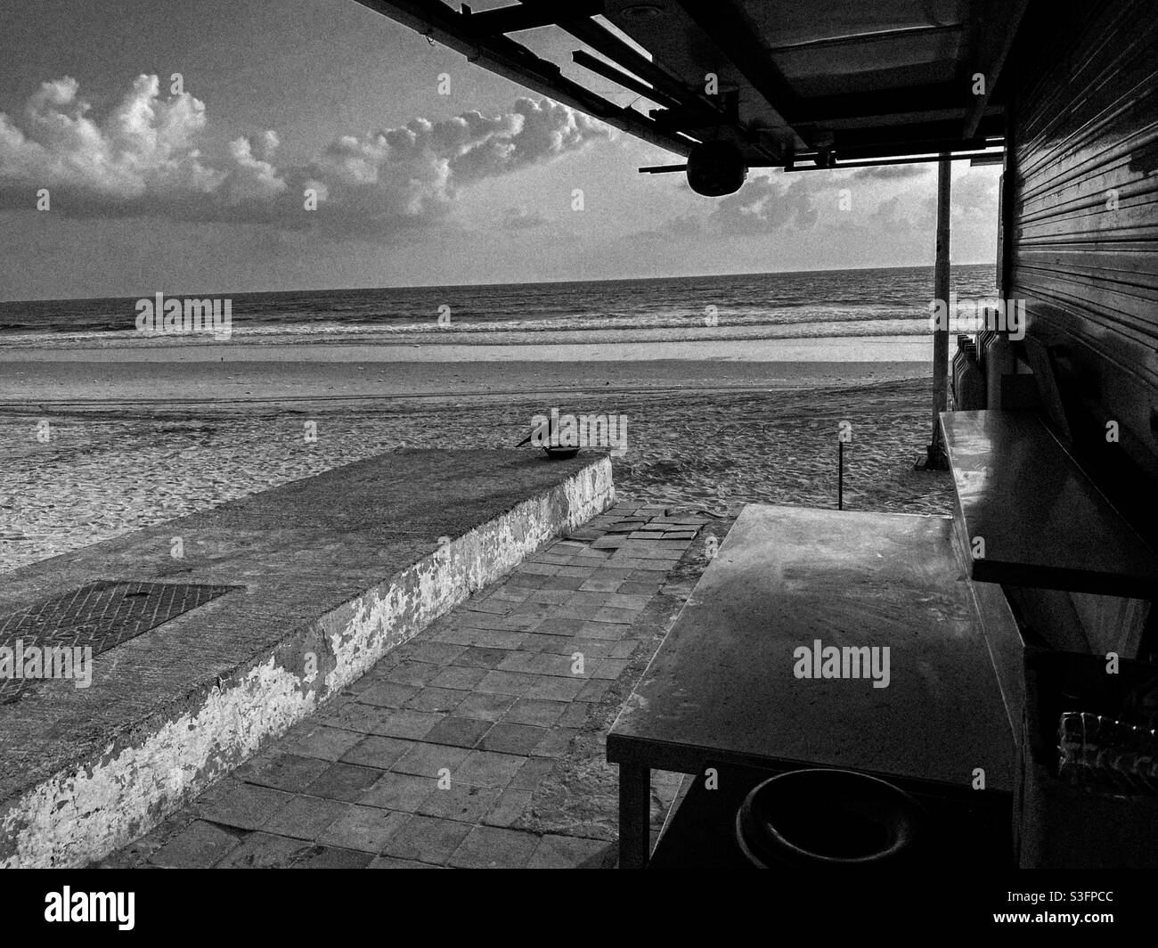 Spiaggia di juhu deserta durante il blocco a Mumbai. - Immagine stock catturata con smartphone