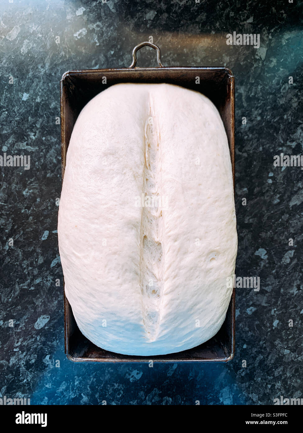 Pane bianco fatto in casa che si dimostra in una scatola di pane - Immagine stock catturata con smartphone