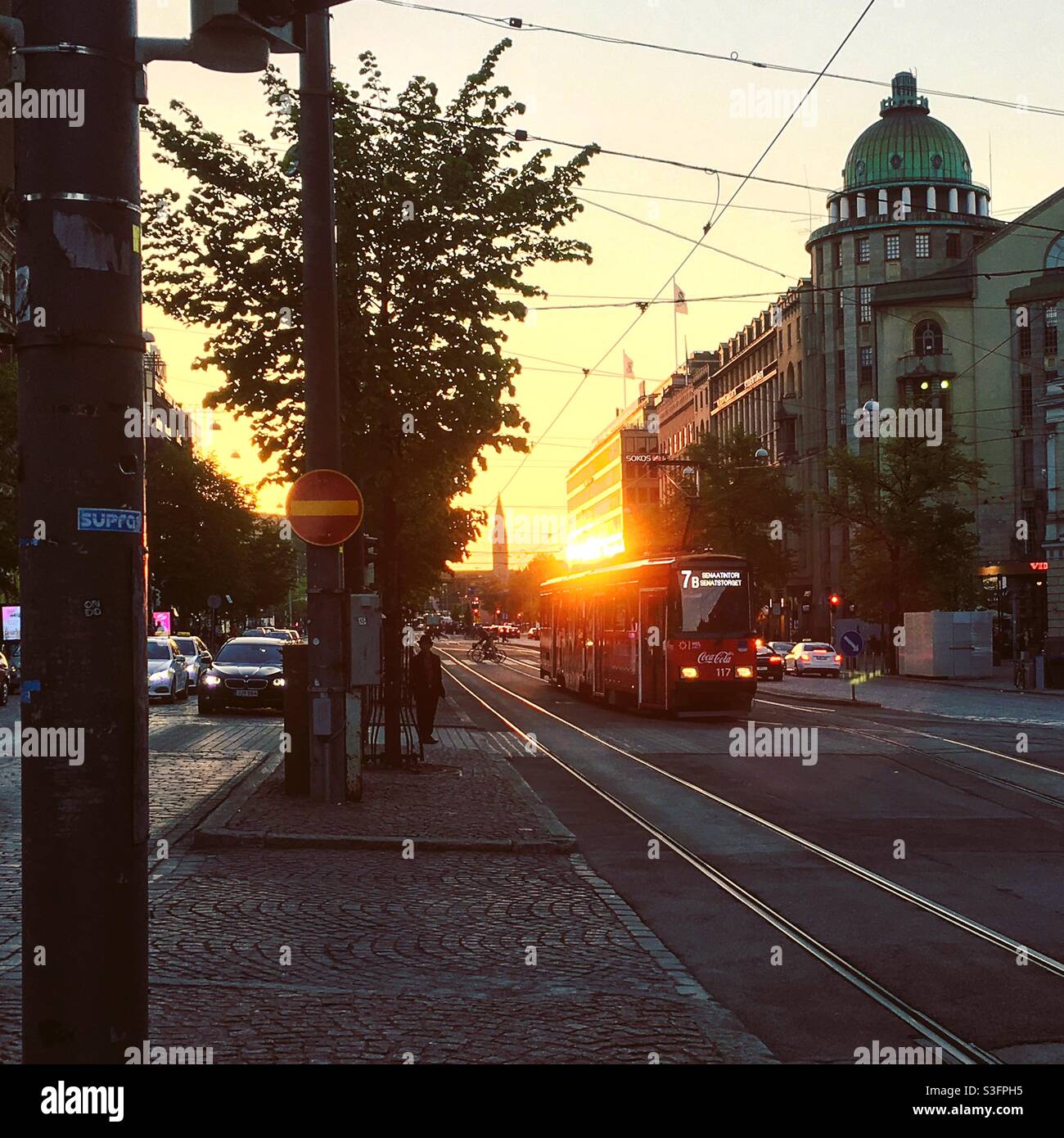 Vista serale estiva lungo Mannerheimintie nel centro di Helsinki, Finlandia. - Immagine stock catturata con smartphone