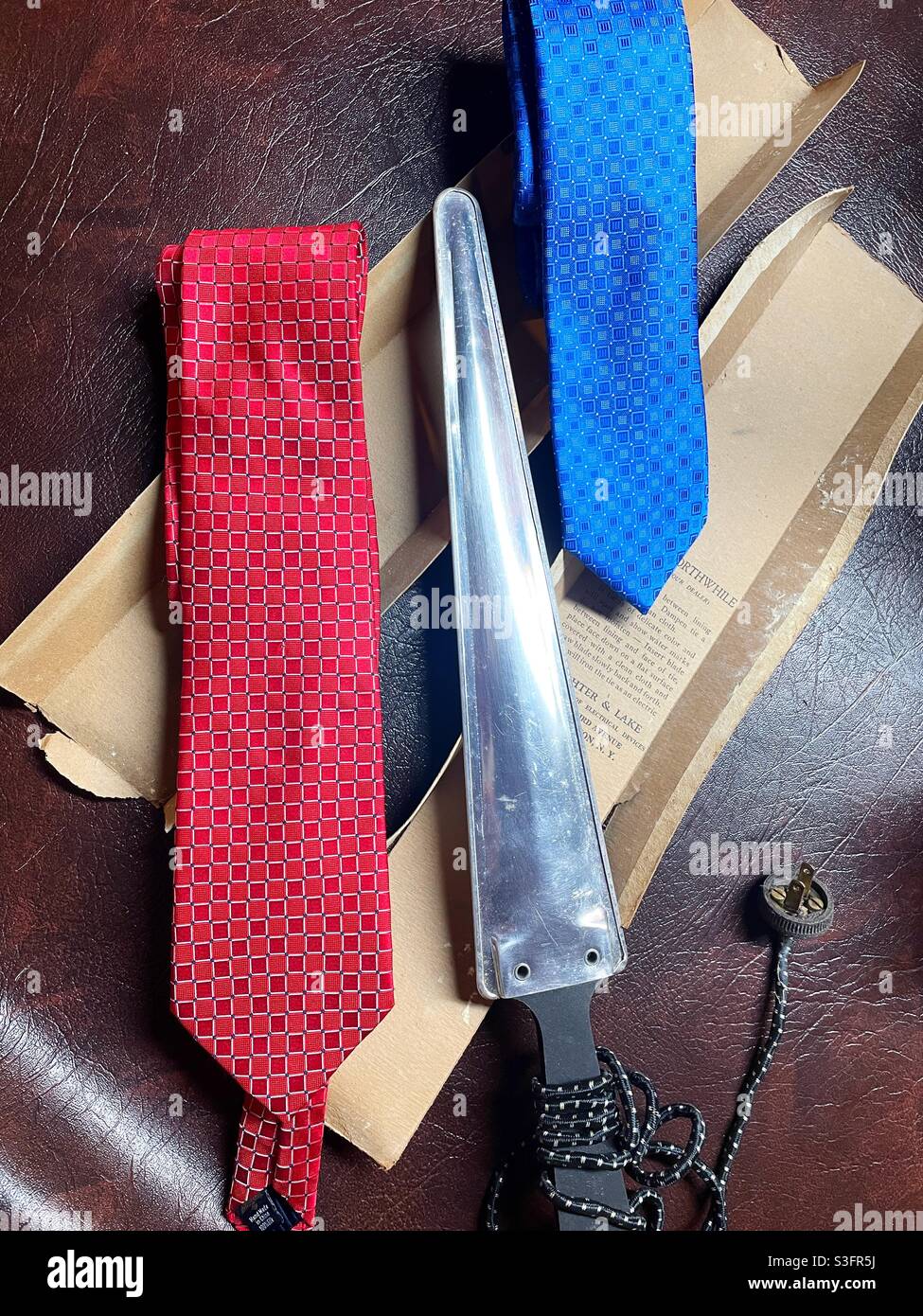 Fermacavo vintage con cordoncino in tessuto e custodia, USA - Immagine stock catturata con smartphone