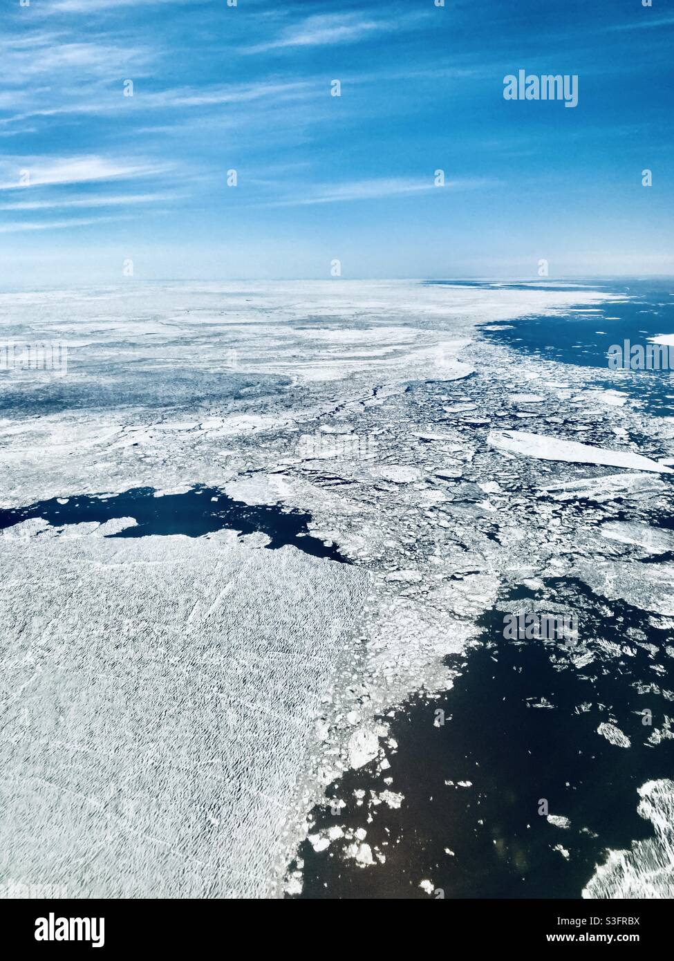 Sciogliendo i fogli di ghiaccio marino nello stretto di Bering/Oceano Pacifico Nord a nord-ovest di nome, Alaska durante la rottura annuale di primavera Foto Stock