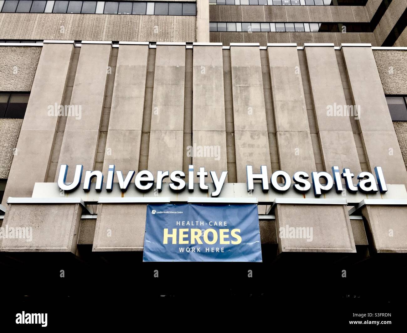 Eroi del settore sanitario. Un ospedale saluta i lavoratori di prima linea. - Immagine stock catturata con smartphone